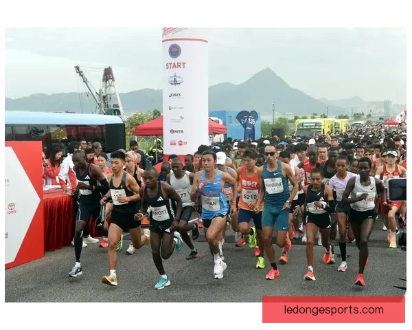 国米球迷齐心协力拉横幅力挺巴斯托尼 鼓励他昂首挺胸迎接挑战