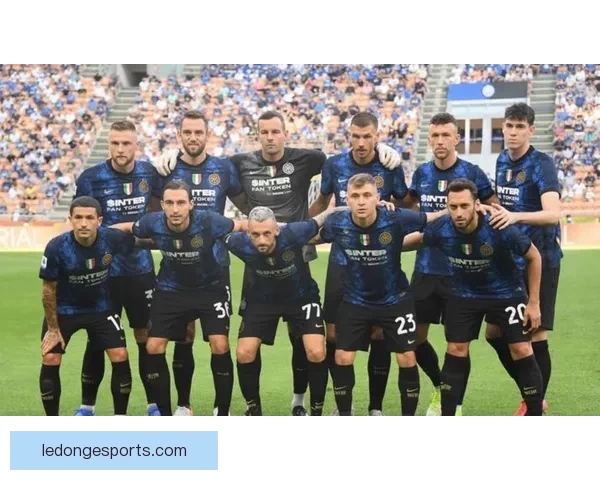 国米球迷齐声助力巴斯托尼 勇敢面对挑战兄弟同在助力前行